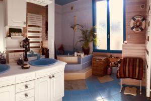 a large bathroom with two sinks and a tub at Superbe maison de caractère, de 1 à 9 couchages in Sainte-Maure-de-Touraine +29 photos