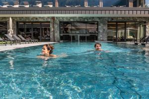 Piscina di Hotel Berghof Mayrhofen GmbH o nelle vicinanze