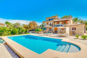 Bazén v ubytovaní Finca LA CASETA Pollensa by Mallorca Villa Selection alebo v jeho blízkosti