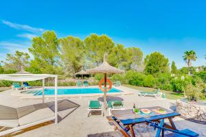 Bazén v ubytovaní Finca LA CASETA Pollensa by Mallorca Villa Selection alebo v jeho blízkosti