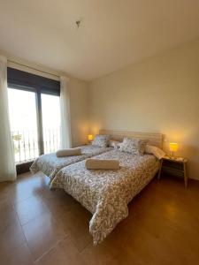 A bed or beds in a room at Casa Ohana Apartamento espacioso en el corazón de Nerja