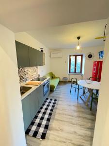 eine Küche und ein Wohnzimmer mit einem Tisch in der Unterkunft Smart Gold Apartment Luxury Central in Bergamo