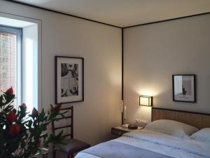 雅典的住宿－The Twentyone，一间卧室设有一张床和一个窗口