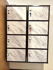 Una pared con cuatro puertas de cristal con bolas. en Great House 99, en Bangkok