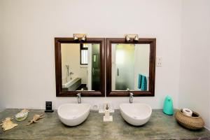 Koupelna v ubytování Ardeen Villa - superb 3 bedroom beachfront for 6, BB, free pick up for 7 night stays arriving together, fully serviced, taxes included