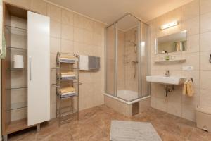 łazienka z umywalką i prysznicem w obiekcie Appartement Imelda w mieście Umhausen +34 zdjęcia
