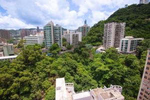 - une vue sur une ville avec de grands bâtiments et des arbres dans l'établissement 創富酒店 China Rich Hotel, à Hong Kong