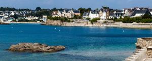 a large body of water with buildings and houses at Villa sur la corniche vue mer in Concarneau