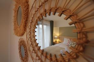 Evergreen - 2 Bed Luxury Apartment by Mint Stays في بريستول: غرفة نوم مع مرآة كبيرة على الحائط