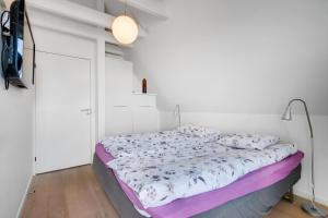ein Schlafzimmer mit einem Bett mit einer lila Matratze in der Unterkunft Lovely holiday home in Josefines Have 43 in Løkken