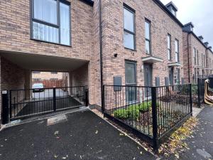 un edificio de ladrillo con una puerta delante de él en Luxury Birmingham City Centre Palace en Birmingham