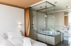 A bed or beds in a room at aja Warnemünde