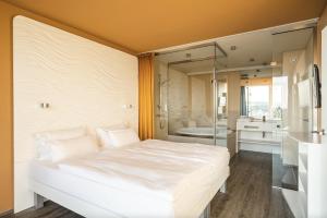 A bed or beds in a room at aja Warnemünde