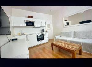 - un salon avec un canapé et une table dans l'établissement Cute one bedroom in Le Marais, à Paris