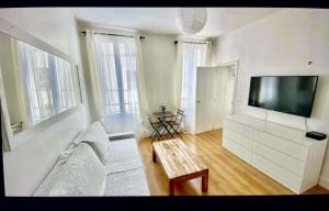 Televízia a/alebo spoločenská miestnosť v ubytovaní Cute one bedroom in Le Marais