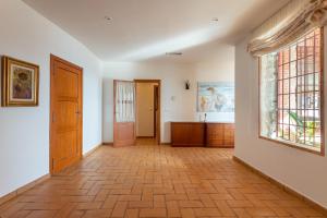 een lege kamer met een deur en een raam bij Casa El Flare in Polop