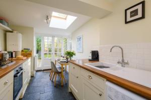 uma cozinha com um lavatório e um balcão em Sleepers Cottage em Aldeburgh