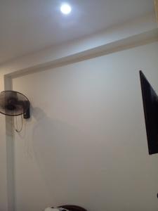 TV a/nebo společenská místnost v ubytování Nam Cường Motel - Phòng đơn có cửa sổ thoáng mát khép kín - Thang máy