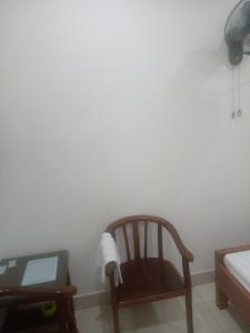 Postel nebo postele na pokoji v ubytování Nam Cường Motel - Phòng đơn có cửa sổ thoáng mát khép kín - Thang máy