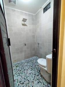 A bathroom at Calliandra Homestay