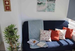 Χώρος καθιστικού στο Bright studio apt. with sea view and pool