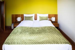 Giường trong phòng chung tại Seehotel Süd by S4Y