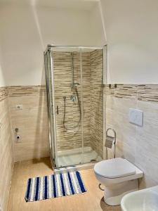 La salle de bains est pourvue d'une douche, de toilettes et d'un lavabo. dans l'établissement Palazzo Proietti Bilo 2, à Biella