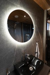 a bathroom with a sink and a mirror at Levillas Utsunkulma 10B in Levi