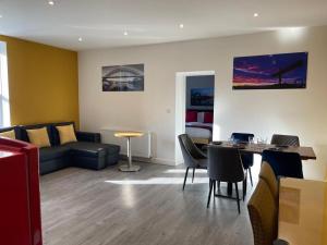 ein Wohnzimmer mit einem Sofa und einem Tisch in der Unterkunft Eazy apartments in Newcastle upon Tyne