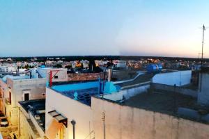 widok na miasto z dachu budynku w obiekcie La dolce casa - Puglia last minute w mieście Carovigno