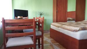 A bed or beds in a room at Nefelejcs Apartman