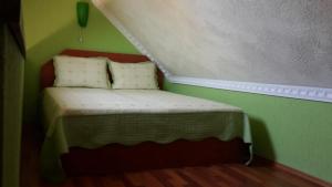 A bed or beds in a room at Nefelejcs Apartman