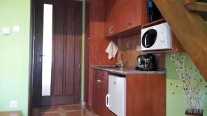 A kitchen or kitchenette at Nefelejcs Apartman