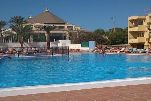 Basen w obiekcie Studio in Torres del Sol Griffin near the beach lub w pobliżu