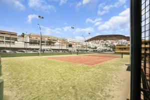 Tenis lub squash w obiekcie Studio in Torres del Sol Griffin near the beach lub w pobliżu