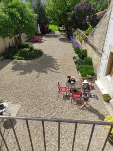 una persona sentada en una mesa en un jardín en Le 14 Faubourg, en Beaune