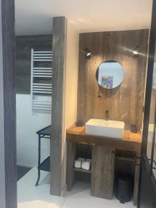 W łazience znajduje się umywalka i lustro. w obiekcie Maison Maleville w mieście Domme