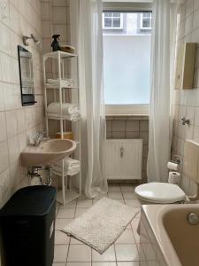 La salle de bains est pourvue d'un lavabo, de toilettes et d'une fenêtre. dans l'établissement Altstadtflair, à Coblence