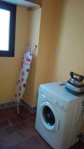 una lavadora en la esquina de una habitación en Apartamento dúplex centro con garaje gratuito, en Ronda