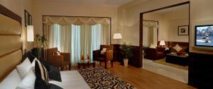 Habitación de hotel con cama y sala de estar. en Fortune Select Exotica, Navi Mumbai - Member ITC's Hotel Group en Navi Mumbai