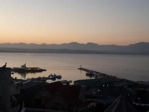 vista di una cassa d'acqua al tramonto di Vue Port a Mossel Bay
