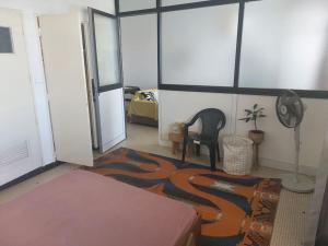 a bedroom with a bed and a snake carpet at Joli appartement avec vue. Dakar Plateau. Lumineux et fleurie in Dakar