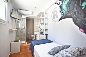 1 dormitorio con 1 cama y TV en una habitación en Ryans Pocket, en Ibiza