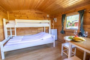 ein Schlafzimmer mit einem Etagenbett in einer Holzhütte in der Unterkunft Topcamp Mosjøen - Helgeland in Mosjøen