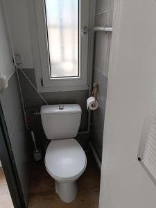 Elle comprend une petite salle de bains pourvue de toilettes et d'une fenêtre. dans l'établissement Mettez vous au vert près du château de Vaux le Vicomte en sous sol semi enterré, à Maincy
