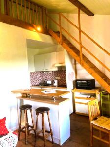 Villemur-sur-TarnにあるCocon paisible et confortable.のキッチン(カウンター、バースツール2つ付)