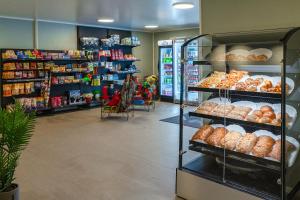 un pasillo de panadería con estanterías de pan y repostería en Topcamp Mosjøen - Helgeland en Mosjøen