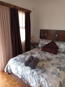 1 dormitorio con 1 cama con 2 toallas en Chameleon Lodge, en Cannonvale