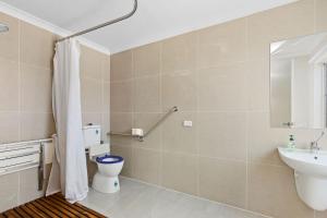 łazienka z toaletą i umywalką w obiekcie 32 Scenic Apollo w mieście Apollo Bay