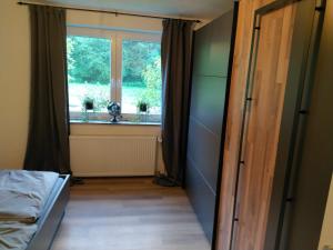 ein Schlafzimmer mit einem Fenster und einem Bett in einem Zimmer in der Unterkunft Ferienwohnung Maustadt in Memmingen